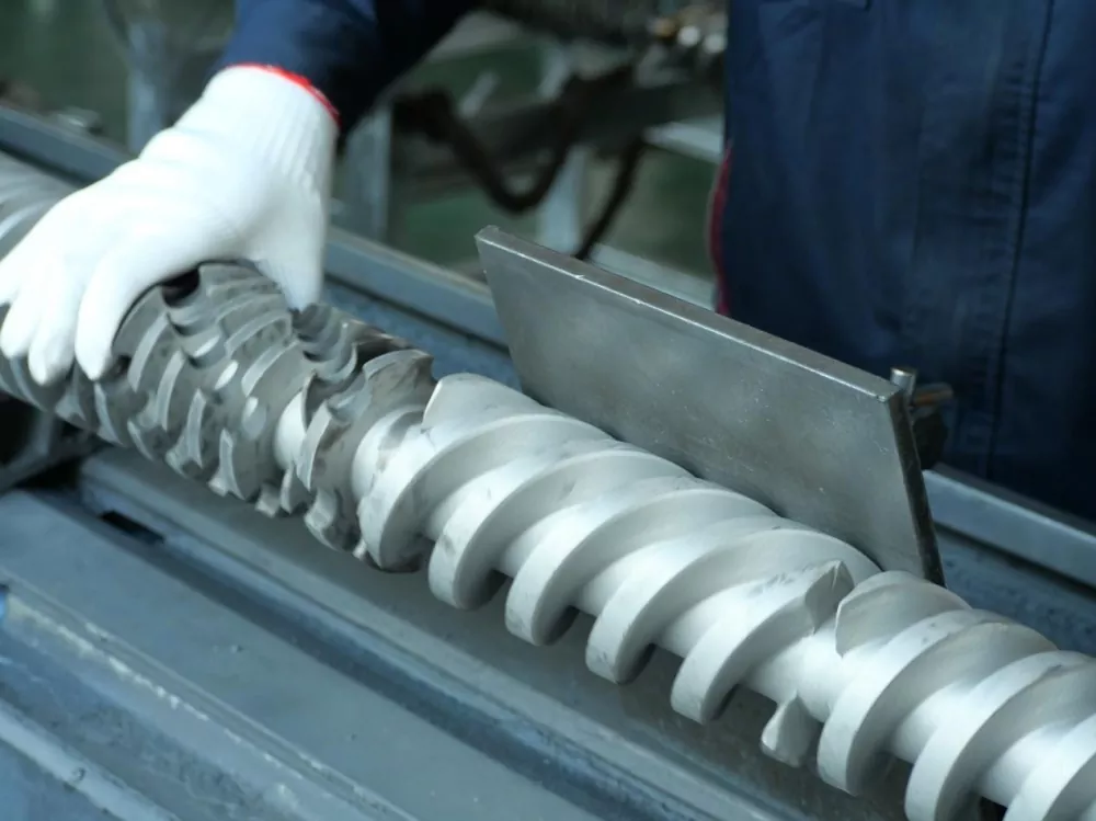 Maitiro ekuchenesa imwe screw extruder pasina kukuvadza screw kana mbiya